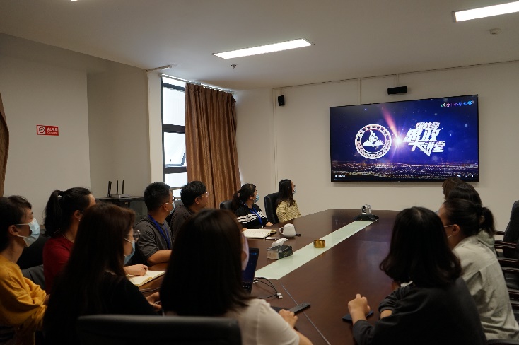 会议室里的人们描述已自动生成