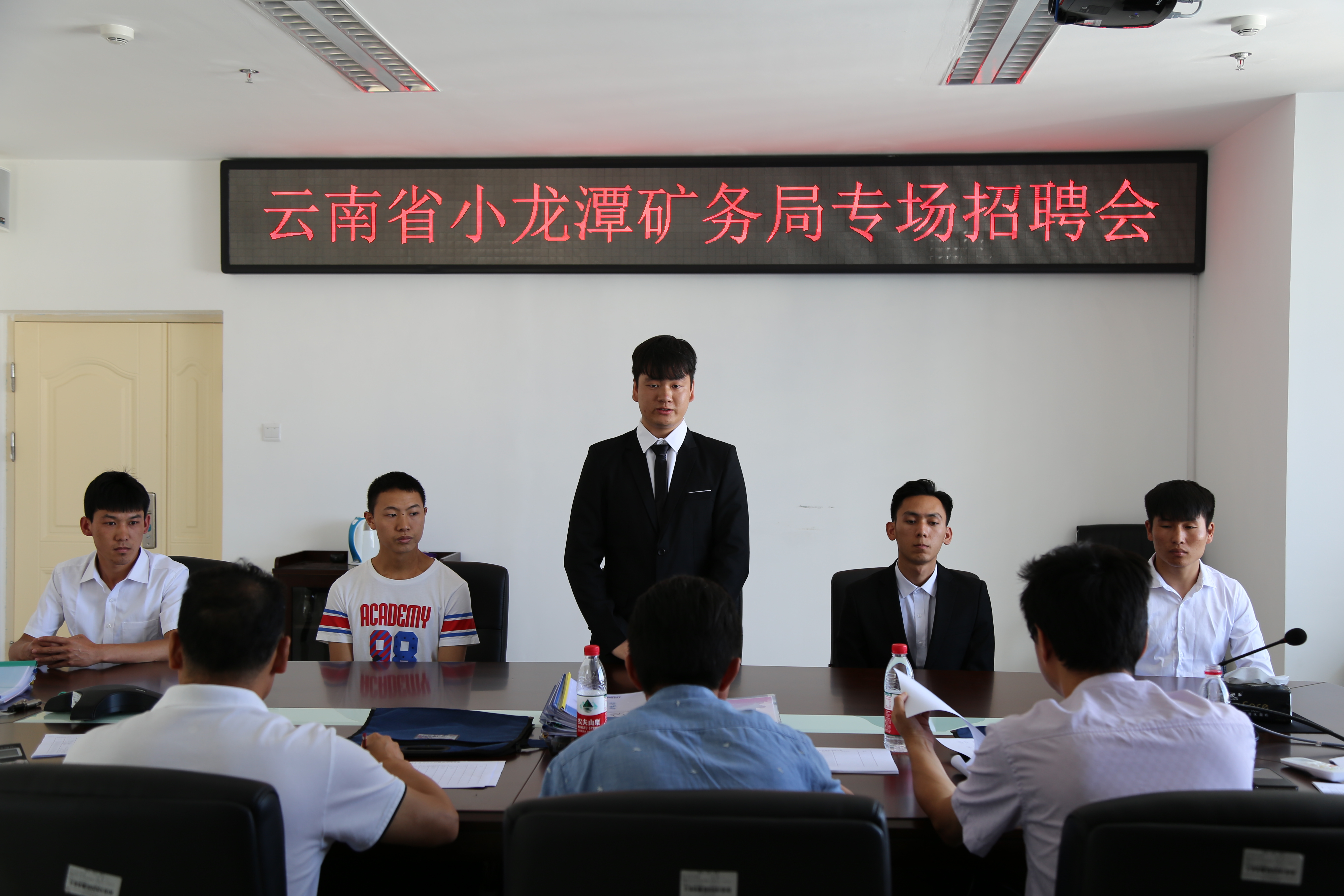 云南省小龙潭矿务局在我校举行专场招聘会