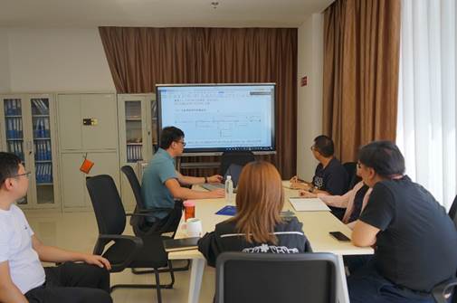 会议室里的人们 描述已自动生成