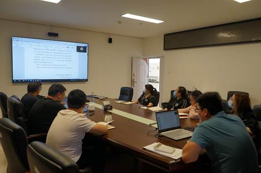 会议室里的人们 描述已自动生成